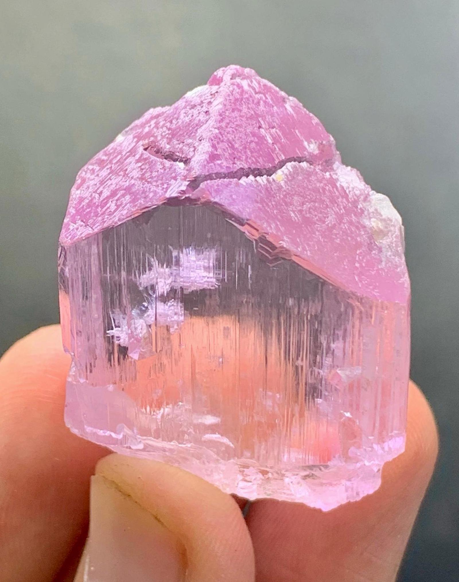 アフガニスタン鉱山産の天然ピンク色蛍光クンツァイトクリスタル。36