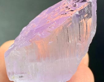 アフガニスタン鉱山産の天然紫色蛍光クンツァイトクリスタル。28グラム