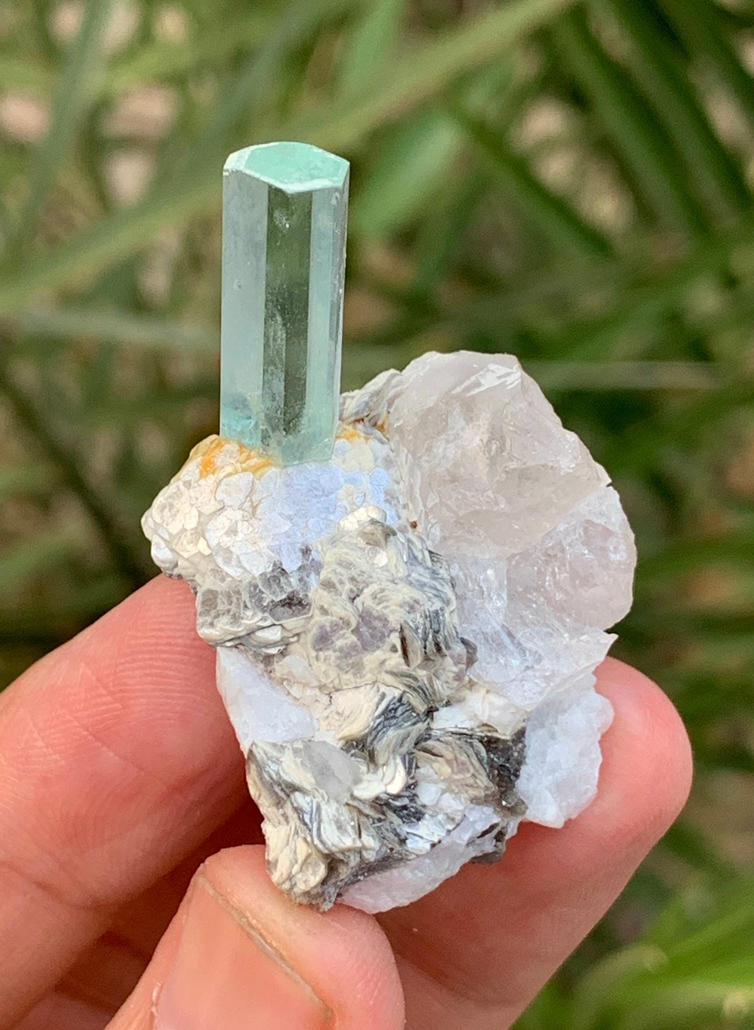 【148Ct】パキスタン スカルドゥ産 アクアマリン 母岩付 鉱物標本 スカルドゥ鉱山産の母岩標本に埋め込まれた天然スカイブルーのアクア
