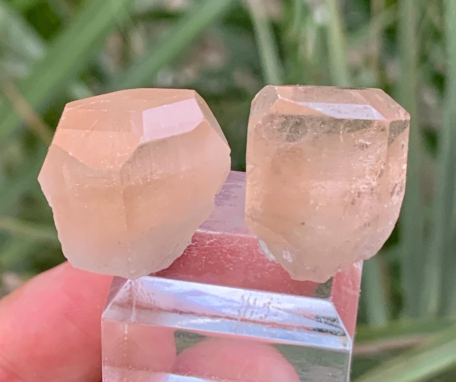 パキスタンのスカルド産、美しい黄金色のトパーズ結晶。160グラム