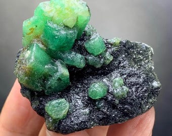 パキスタン、チトラル鉱山産天然グリーンエメラルド標本、天然鉱物
