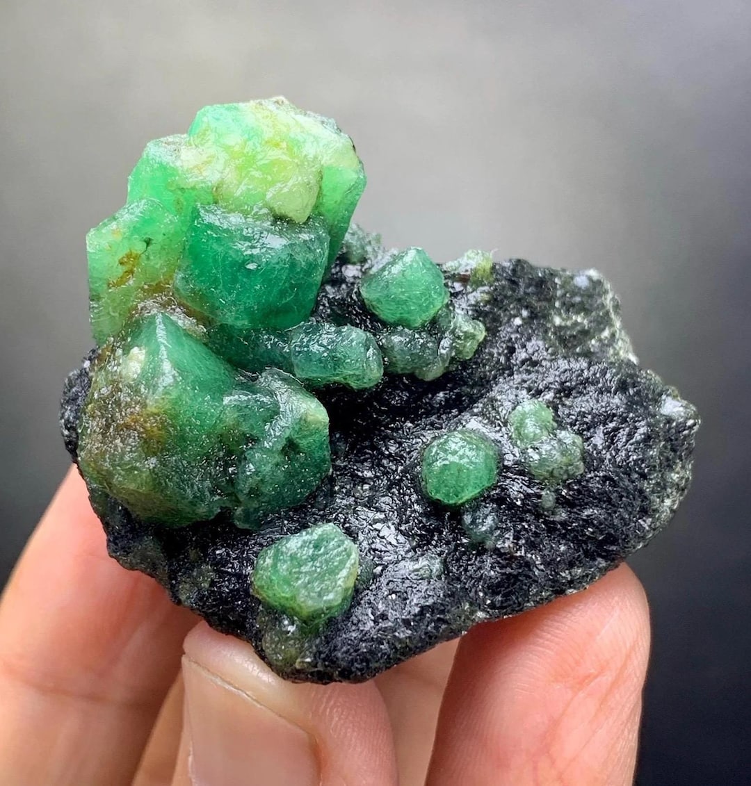 その他 Natural Emerald Crystals With Matrix From Chitral valley Pakistan Natural Green Color Emerald Specimen From Chitral Mine Pakistan