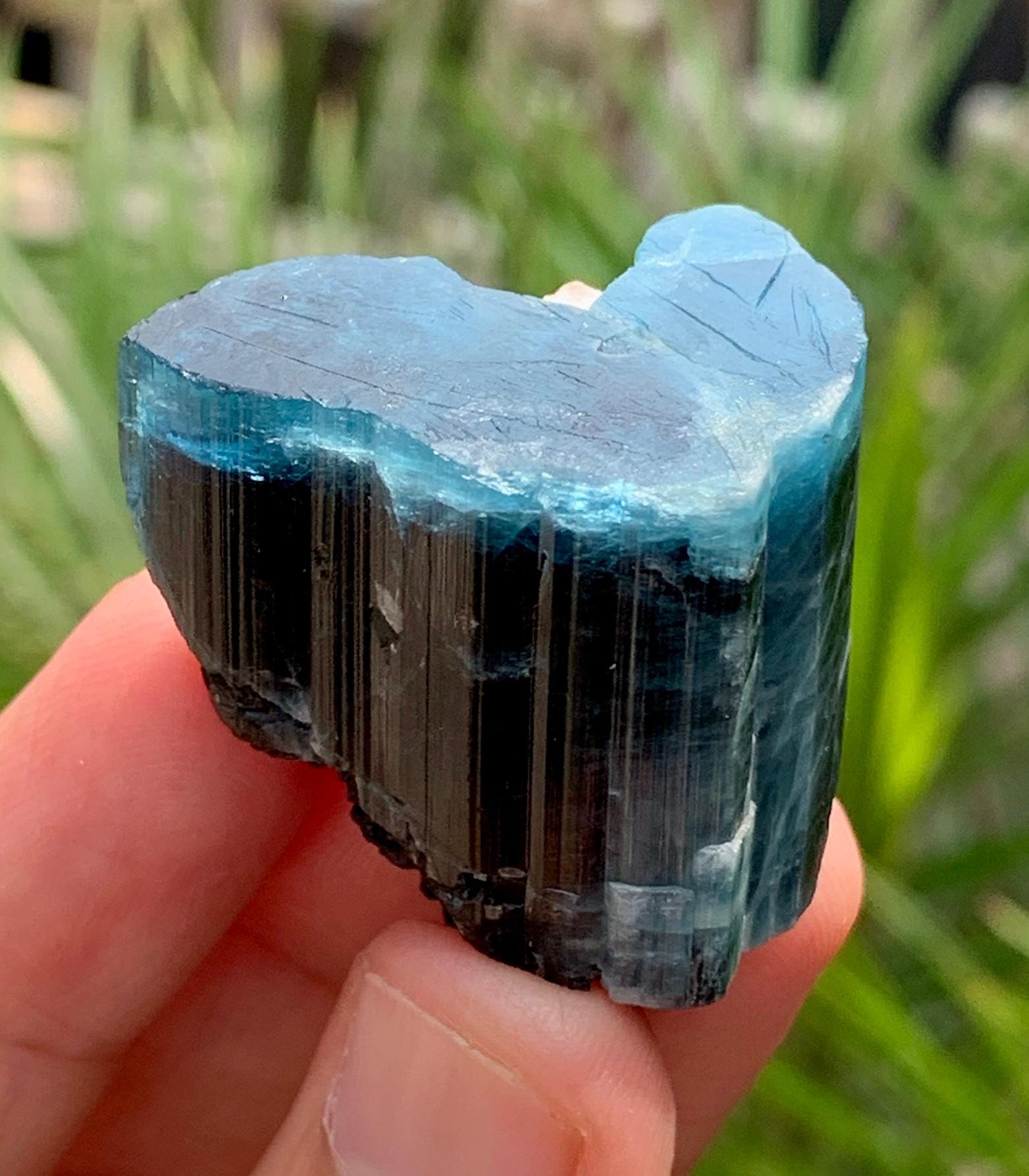 アフガニスタン鉱山産天然ブルーキャップトルマリン結晶、ブルー