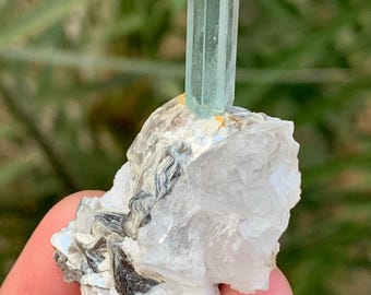 スカルドゥ鉱山産の母岩標本に埋め込まれた天然スカイブルーのアクア