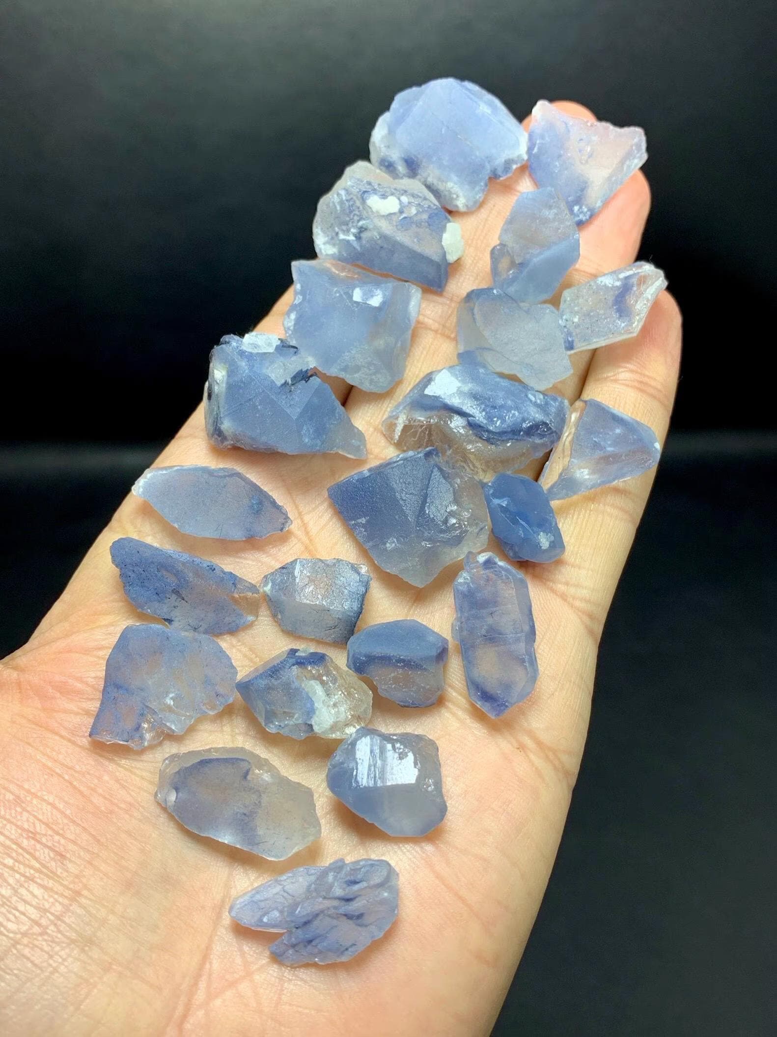 アフガニスタン鉱山産天然ブルークォーツ原石、天然鉱物。69グラム