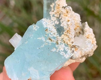 スカルドゥ鉱山産の天然スカイブルーアクアマリン標本、天然鉱物。原石
