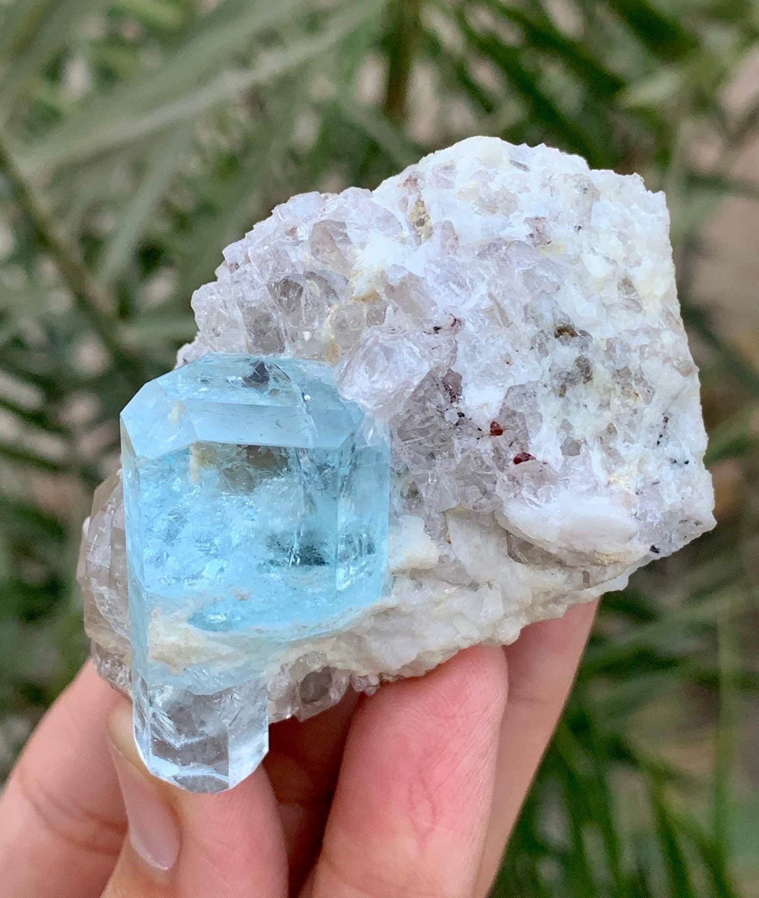スカルドゥ鉱山産天然スカイブルーアクアマリン結晶標本。天然鉱物