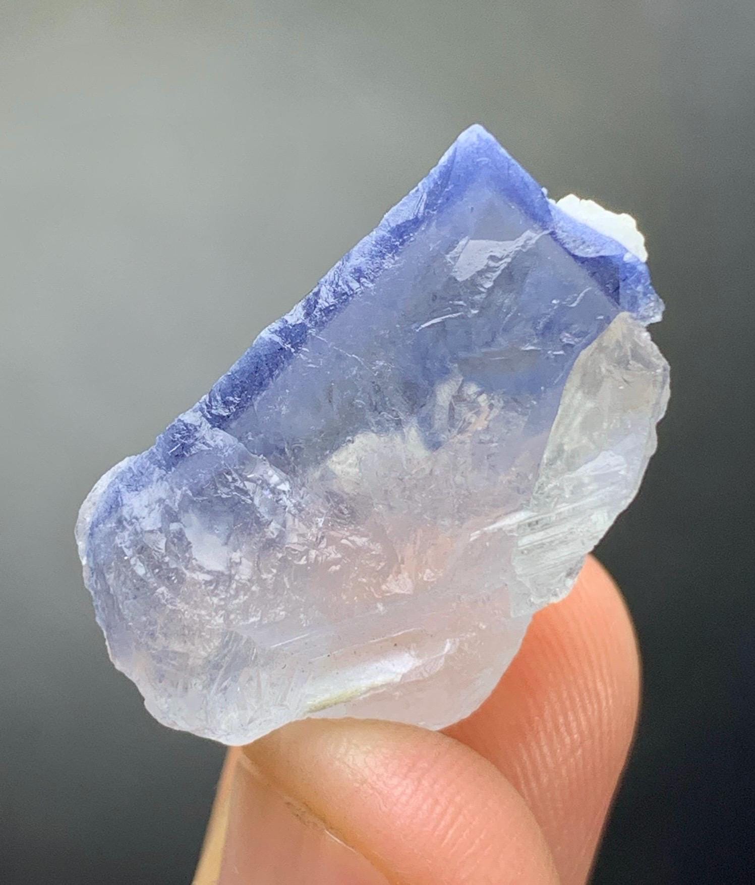 アフガニスタン鉱山産天然ブルークォーツ原石、天然鉱物。69グラム