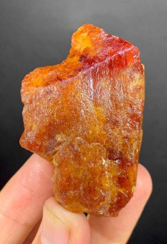 スカルドゥ鉱山産の希少な天然オレンジ色の重晶石結晶。天然鉱物。原石