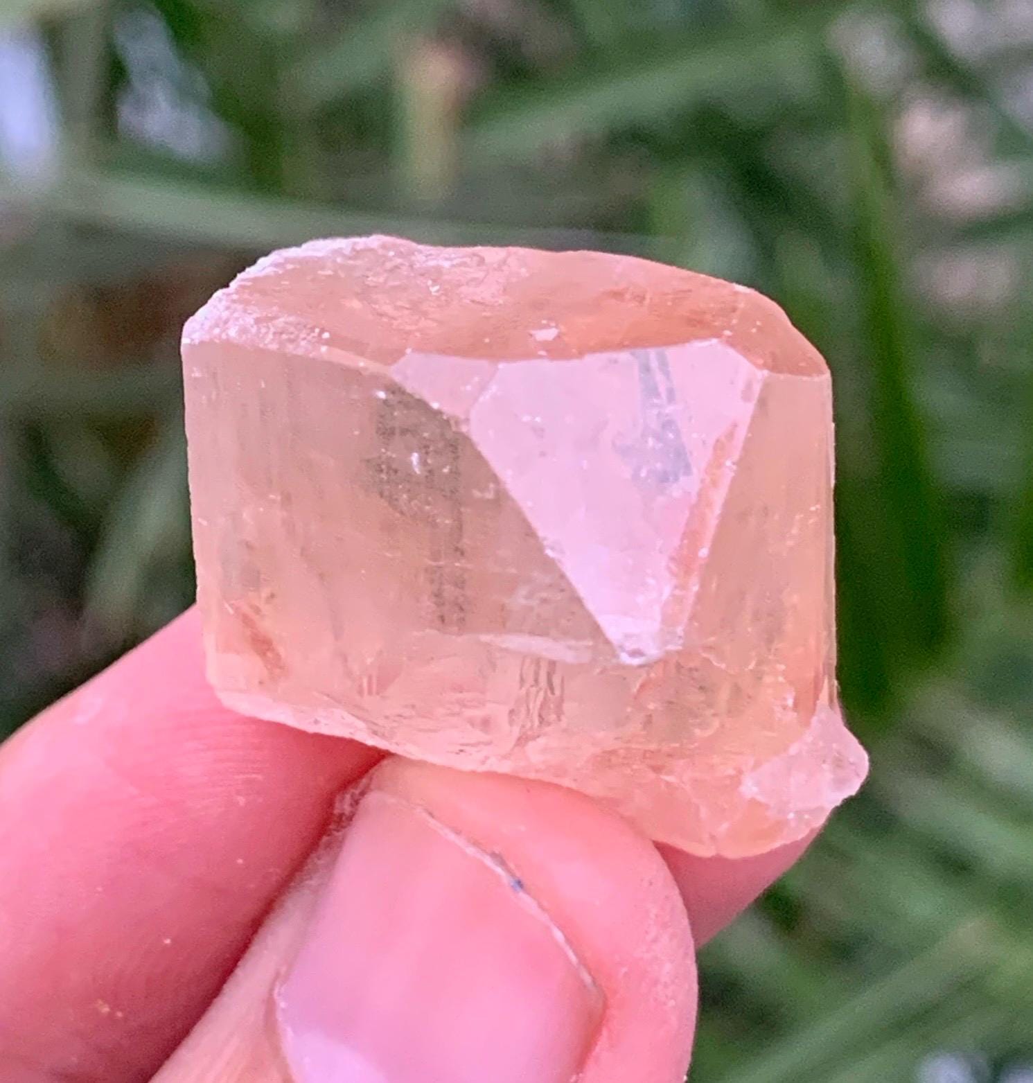 パキスタンのスカルド産、美しい黄金色のトパーズ結晶。160グラム