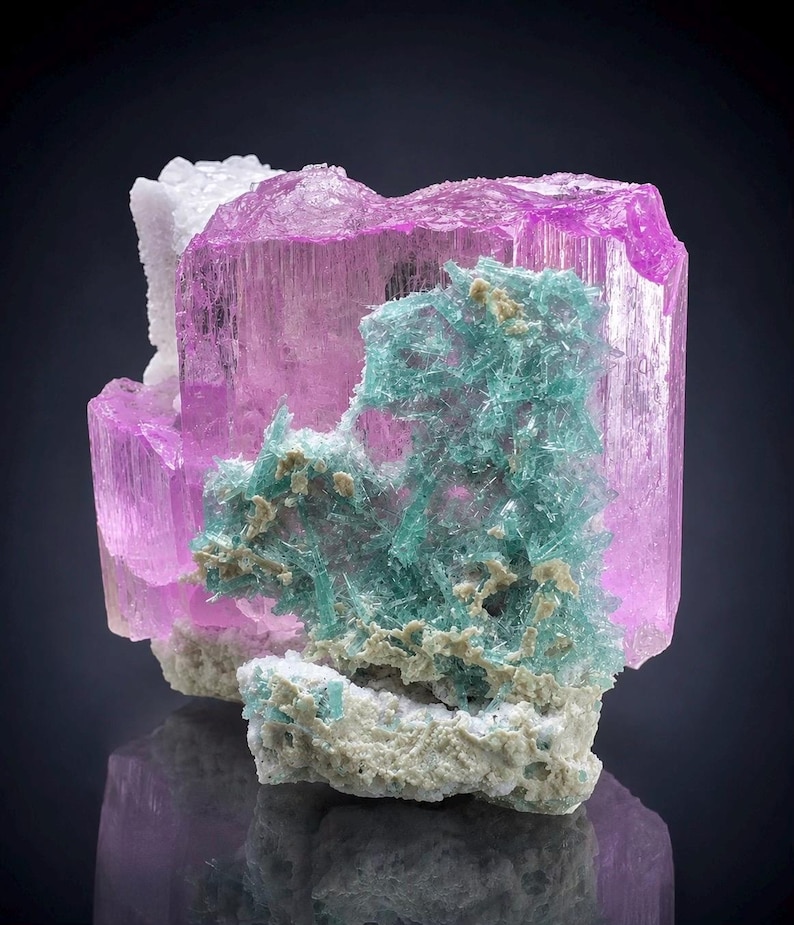 Natural Pink Colour Kunzite Crystal with Tourmaline Albite Combined Specimen from Afghanistan Mine, Raw Kunzite Specimen. 158 Grams Bild 1