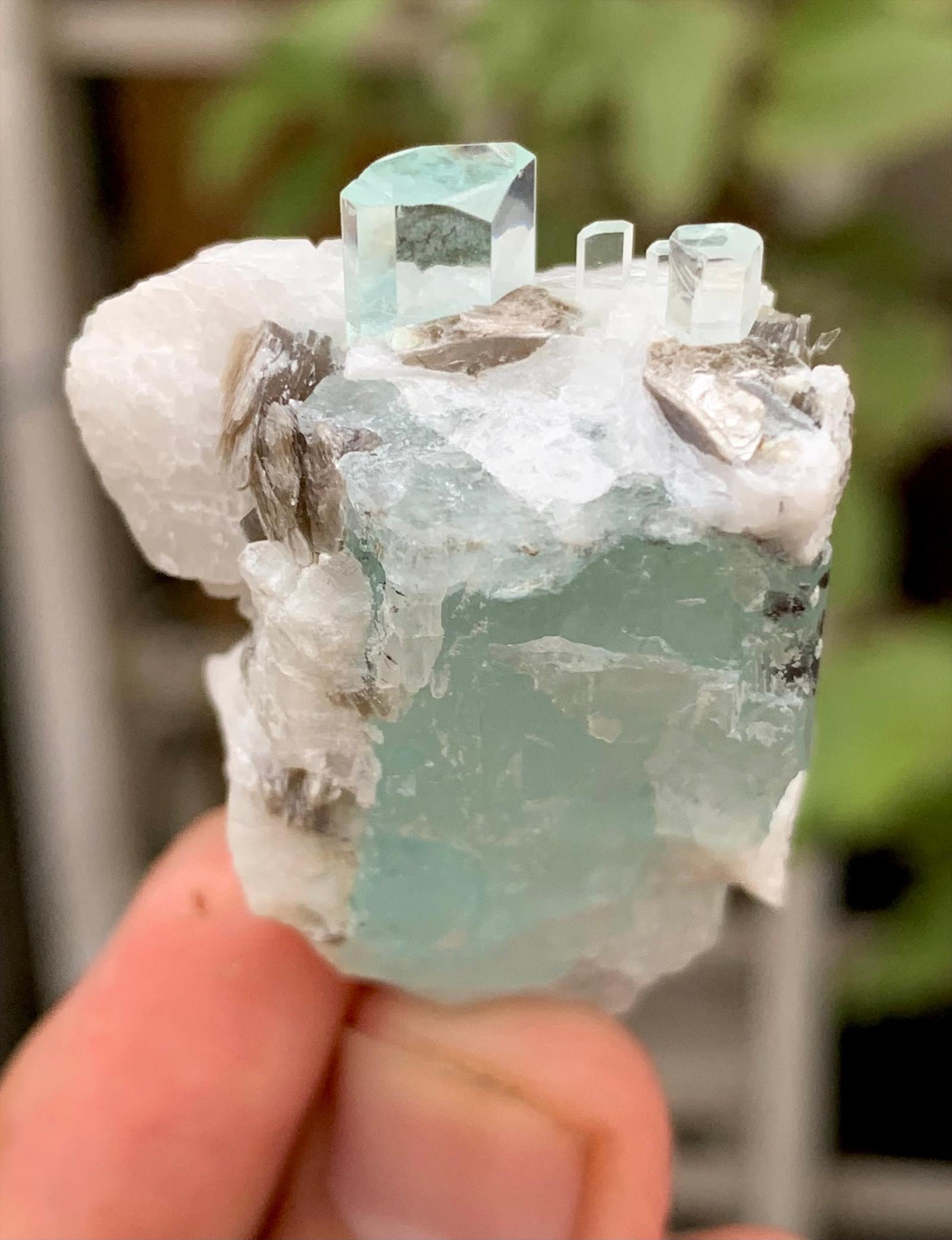 スカルドゥ鉱山産天然スカイブルーアクアマリン結晶標本。天然鉱物