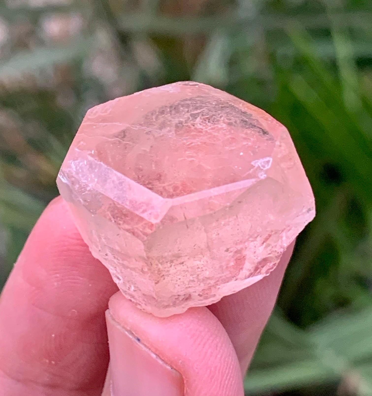 パキスタンのスカルド産、美しい黄金色のトパーズ結晶。160グラム
