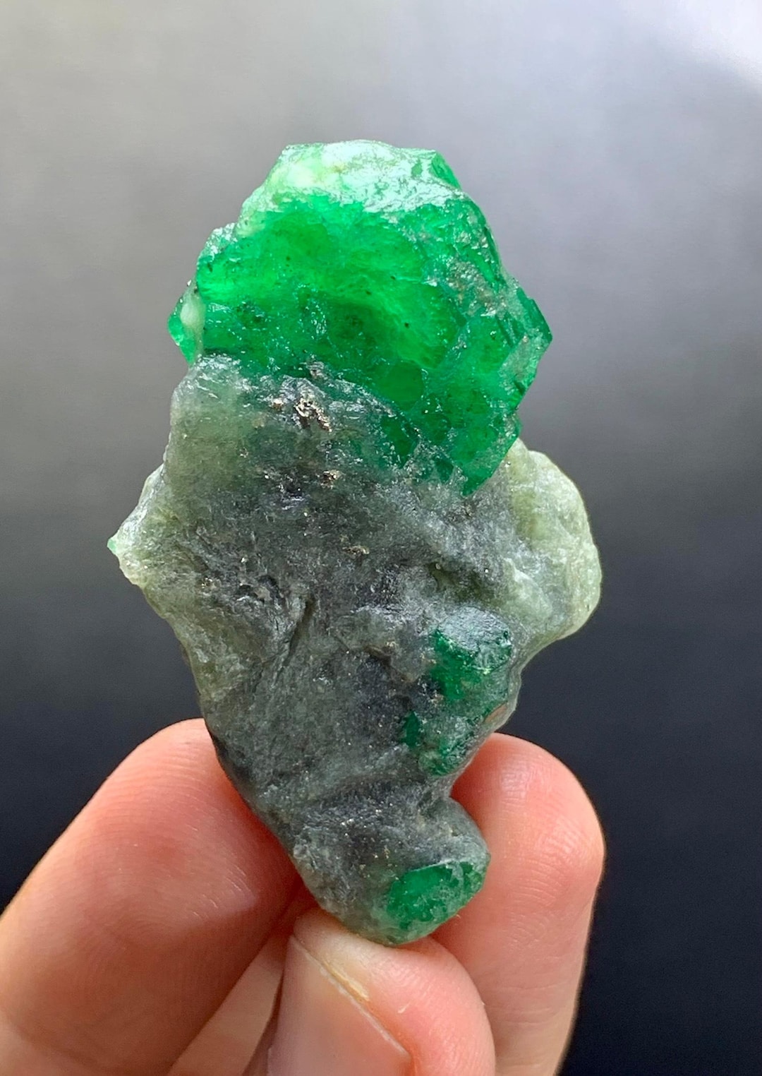 天然グリーンエメラルド標本 パキスタンのスワット鉱山産天然グリーンエメラルド標本。20グラム