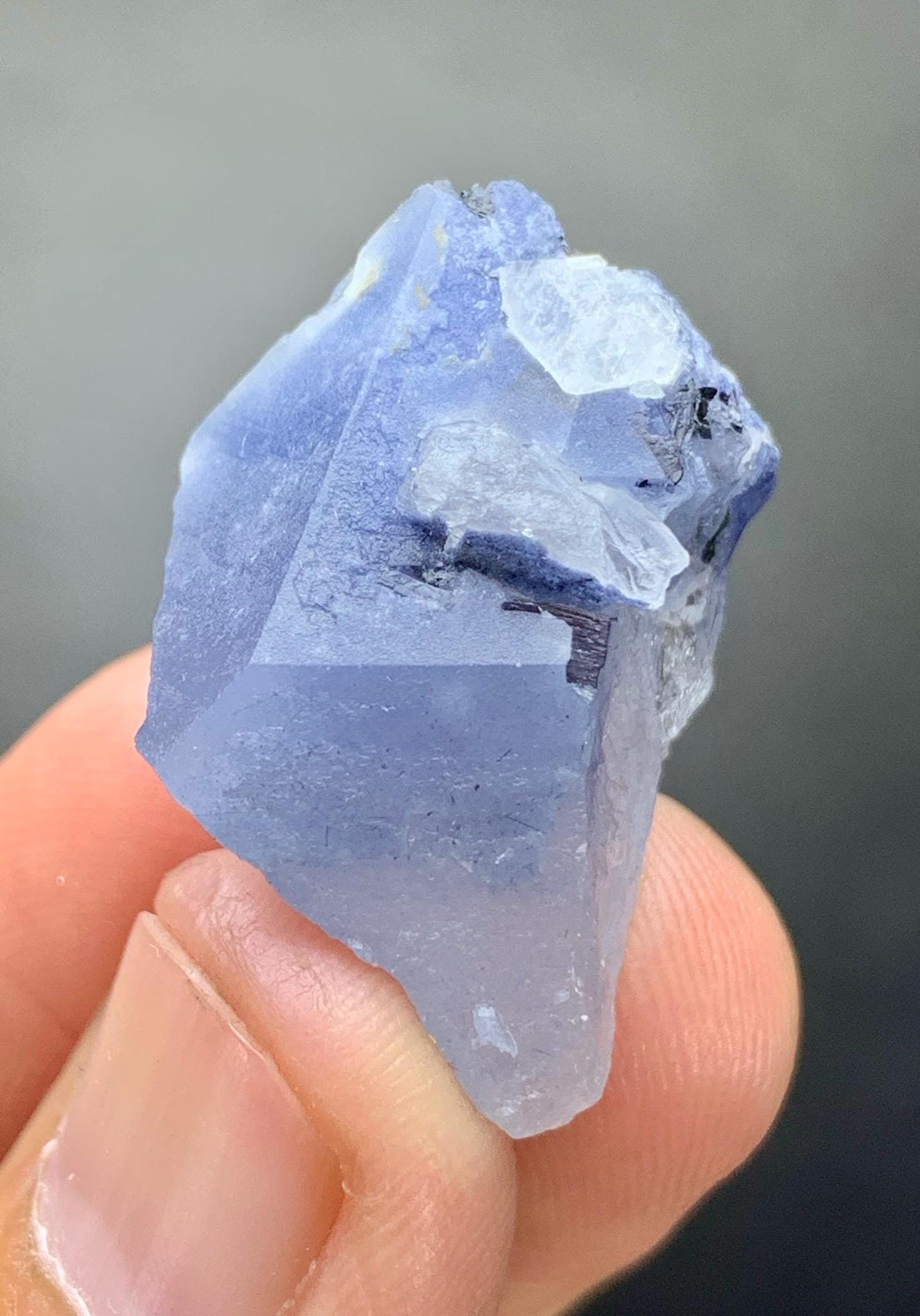 アフガニスタン鉱山産天然ブルークォーツ原石、天然鉱物。69グラム
