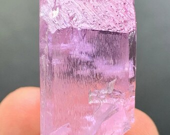 アフガニスタン鉱山産の天然ピンク色蛍光クンツァイトクリスタル。36