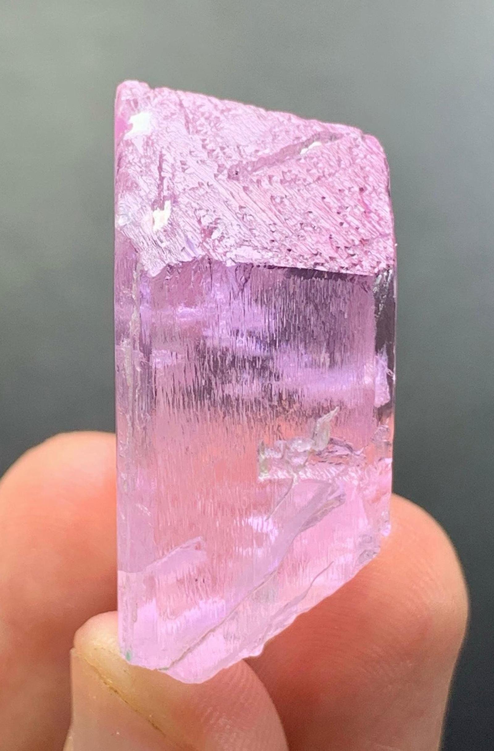 アフガニスタン鉱山産の天然ピンク色蛍光クンツァイトクリスタル。36