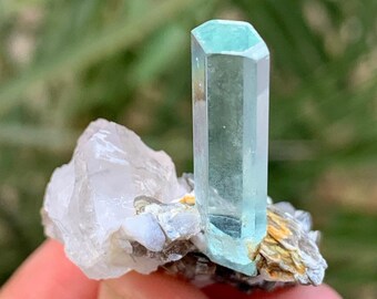 スカルドゥ鉱山産の母岩標本に埋め込まれた天然スカイブルーのアクア