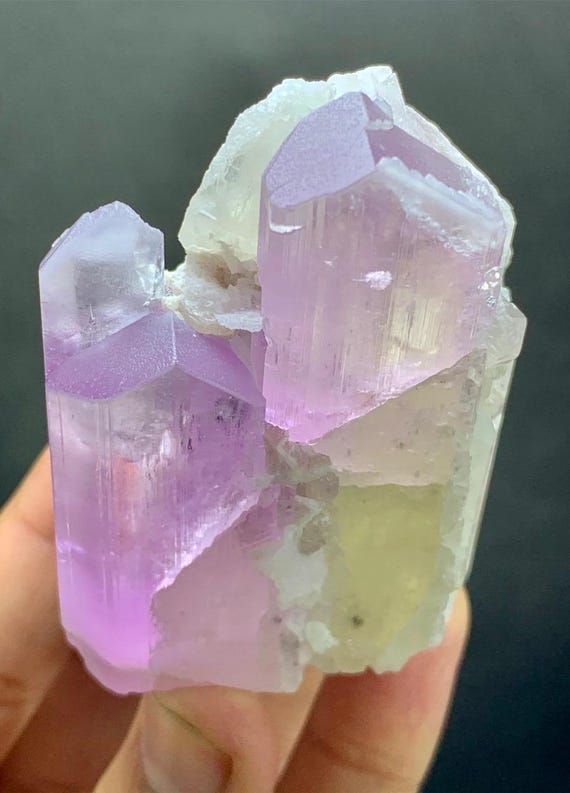 天然のバイカラークンツァイトクリスタル