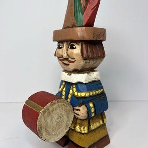 Handgeschnitzte hölzerne Trommler Figur Vintage Volkskunst Soldat mit Trommel.