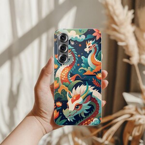 Flexi Handyhülle, Jahr des Drachen Cartoon Flexi Hülle, Niedliche Drachen Hülle, Verspielte Drachen, Fantasy Drachen Illustration, Drachen