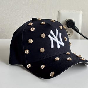 Chapeau bleu marine à strass