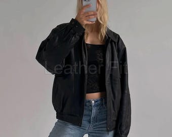 Chaqueta bomber de cuero marrón vintage: estilo retro urbano de gran tamaño.