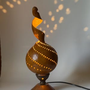 Lámpara artesanal, diseño especial de lámpara de noche en espiral, lámpara colgante decorativa portátil de calabaza, única, regalo de cumpleaños y Navidad.
