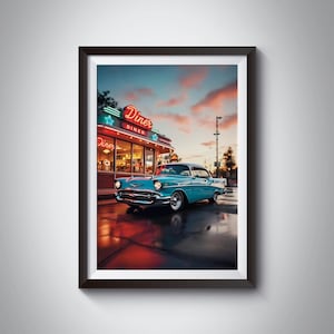 Puede incluir: Un coche azul vintage aparcado frente a un restaurante retro con un letrero de neón que dice "Diner". El coche refleja las luces de neón en el pavimento mojado.