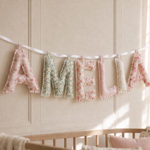 Personalisiertes Namensbanner aus Stoff, ideal als Namensschild fürs Kinderzimmer, Geschenkidee zur Babyparty, Kinderzimmerdeko, Mädchenbettchen oder Erinnerungsstück aus dem Krankenhaus.
