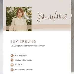 May include: A beige and brown business card with the name "Blair Waldorf" written in cursive. The card also includes the text "BEWERBUNG" and "Als Designerin in Ihrem Unternehmen". Below this, there are contact details including a phone number, email address, city, and date.