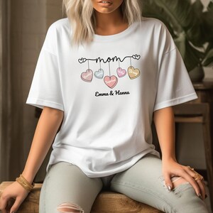 Personalized mom T-shirt with heart pendants and children&#39;s names, Mother&#39;s Day gift, family shirt, women&#39;s T-shirt