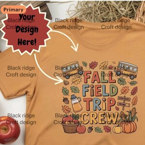 Op de afbeelding: Mosterdkleurig T-shirt met een kleurrijke afbeelding met de tekst "Fall Field Trip Crew". Het ontwerp bevat schoolbussen, bladeren, pompoenen, appels en een maïsdoolhofbord.