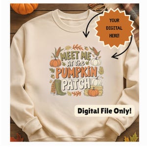 Puede incluir: Sudadera de color crema con un gráfico temático de otoño. El diseño incluye calabazas, hojas y el texto "Meet Me at the Pumpkin Patch". También se muestra la frase "Digital File Only!". El tema general es el otoño y la temporada.