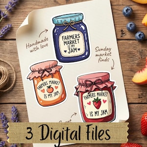 Op de afbeelding: Drie digitale bestanden met geïllustreerde jam pot stickers. Elke pot heeft een deksel en een etiket in een andere kleur met de tekst "Farmers Market Is My Jam". Eén pot heeft een blauwe bes ontwerp, een andere een sinaasappel en de laatste een aardbei.