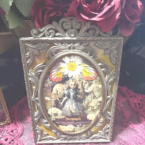 Carte de tarot force d'Alice au pays des merveilles Bloom of Courage avec Alice et un lion, vraies ailes de papillon, fleurs séchées, cadre en laiton orné