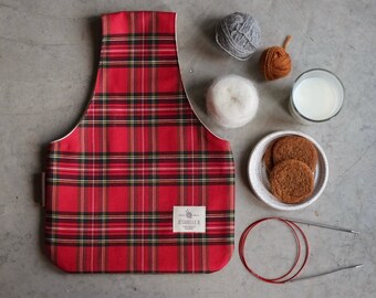 Medium project bag in red plaid, Tartan knitting bag Christmas collection 2022, on the go knitting wristlet