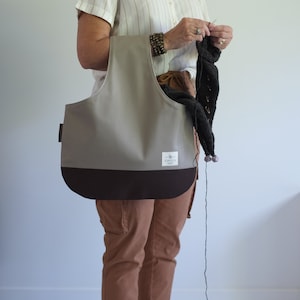 Grand sac de tricot grège avec fond brun, Sac pour tricoter uni