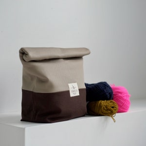 Sac de style "sac à lunch" aux couleurs neutres, sac à projet tricot greige et brun