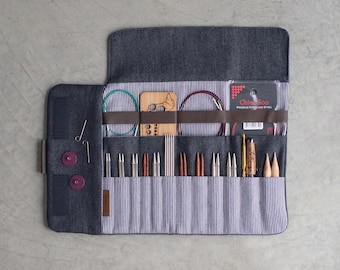 Estuche de tela vaquera para agujas de tejer, con espacio para guardar agujas intercambiables.