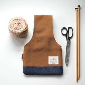 Bruine breitas en klein denim, projecttas om onderweg te breien, Walk and Knit-tas
