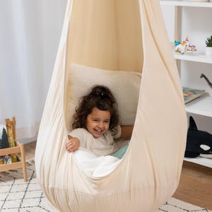 Sedia sospesa Cocoon per bambini, morbida altalena da interno, seduta in cotone beige con cuscino di peluche, altalena sensoriale per sala giochi, regalo