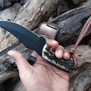 Coltello da cowboy con raspa da maniscalco, fodero per pancake e impugnatura in corno di pecora: il regalo migliore per lui, regalo di anniversario, regalo di compleanno