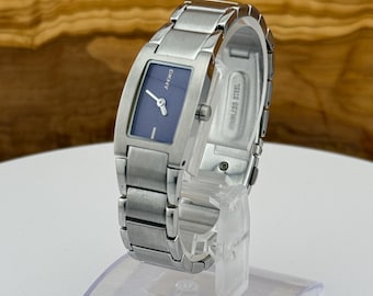 Reloj de pulsera DKNY NY-3078 para mujer, de acero inoxidable, con esfera rectangular azul, movimiento de cuarzo, correa de 15 cm (6 pulgadas) y batería nueva.