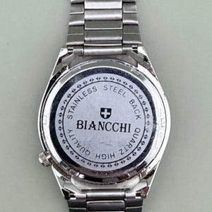Pu&ograve; includere: Primo piano di un orologio in acciaio inossidabile con cinturino argentato. Il quadrante dell'orologio non &egrave; visibile. Il retro dell'orologio presenta il marchio "BIANCCHI" e le scritte "STAINLESS STEEL BACK" e "QUARTZ HIGH QUALITY".