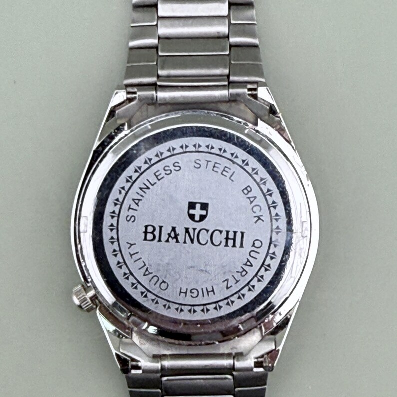 Pu&ograve; includere: Primo piano di un orologio in acciaio inossidabile con cinturino argentato. Il quadrante dell'orologio non &egrave; visibile. Il retro dell'orologio presenta il marchio "BIANCCHI" e le scritte "STAINLESS STEEL BACK" e "QUARTZ HIGH QUALITY".