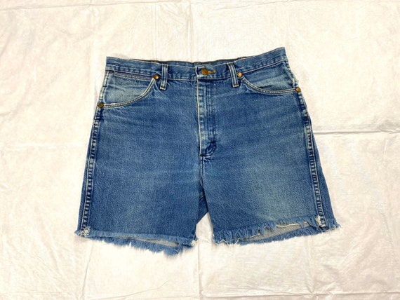 1990s Wrangler cut-off blue jeans shorts W-34 measure… - Gem