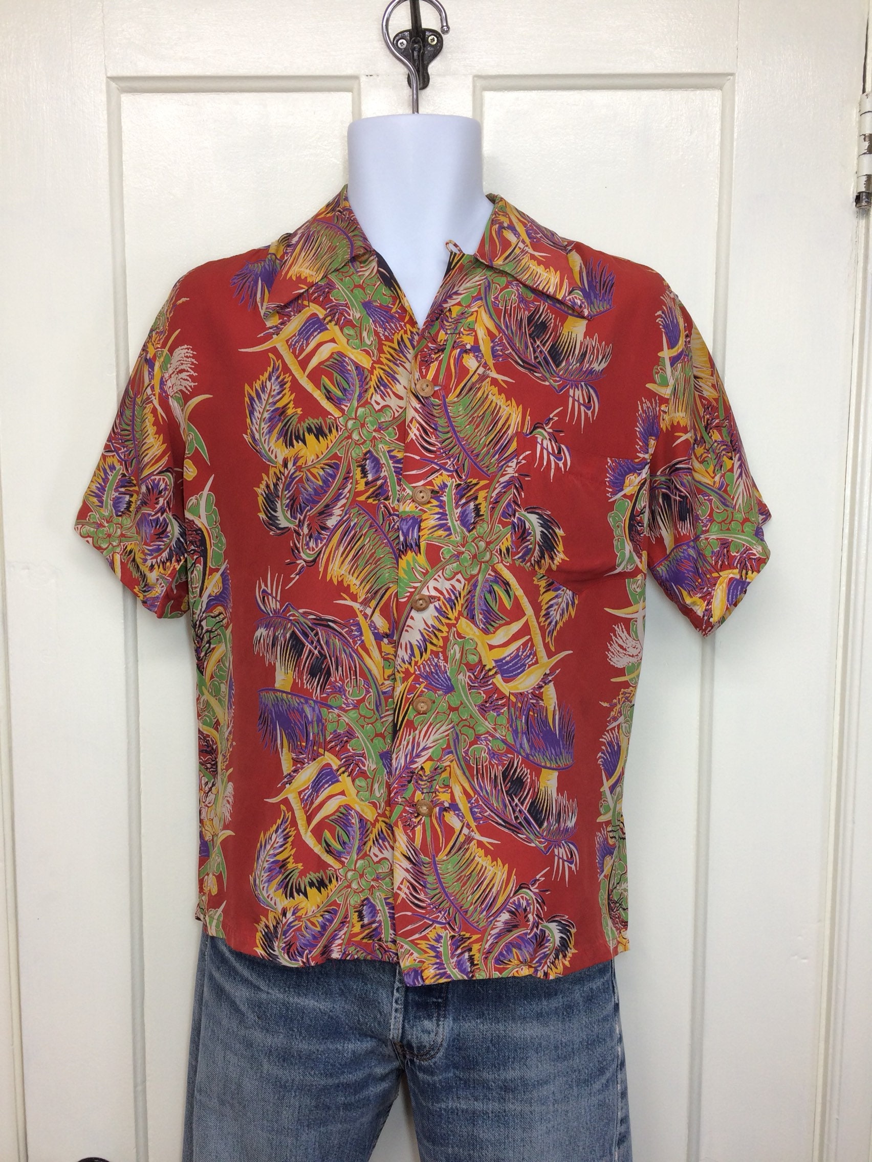1950 Kamehameha silky rayon Hawaiian shirt size small made in Hawaii loop collar border print