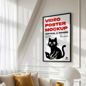以下が含まれることがあります： 上部に太い赤文字で「VIDEO POSTER MOCKUP」と書かれた縦型の額入りポスター。その下に黒文字で「VERTICAL & SQUARE」「DIN A FORMAT 9:16 | 1:1」「PSD SMART OBJECTS」と記載されている。ノートパソコンを使う黒猫のイラストが描かれている。