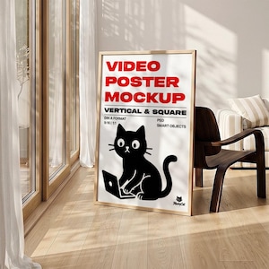Könnte beinhalten: Ein vertikales rechteckiges Poster in einem hellen Holzrahmen mit dem roten Text VIDEO POSTER MOCKUP, VERTICAL & SQUARE, DIN A FORMAT, 9:16 | 1:1, PSD, SMART OBJECTS und einer schwarzen Grafik einer Katze an einem Laptop.